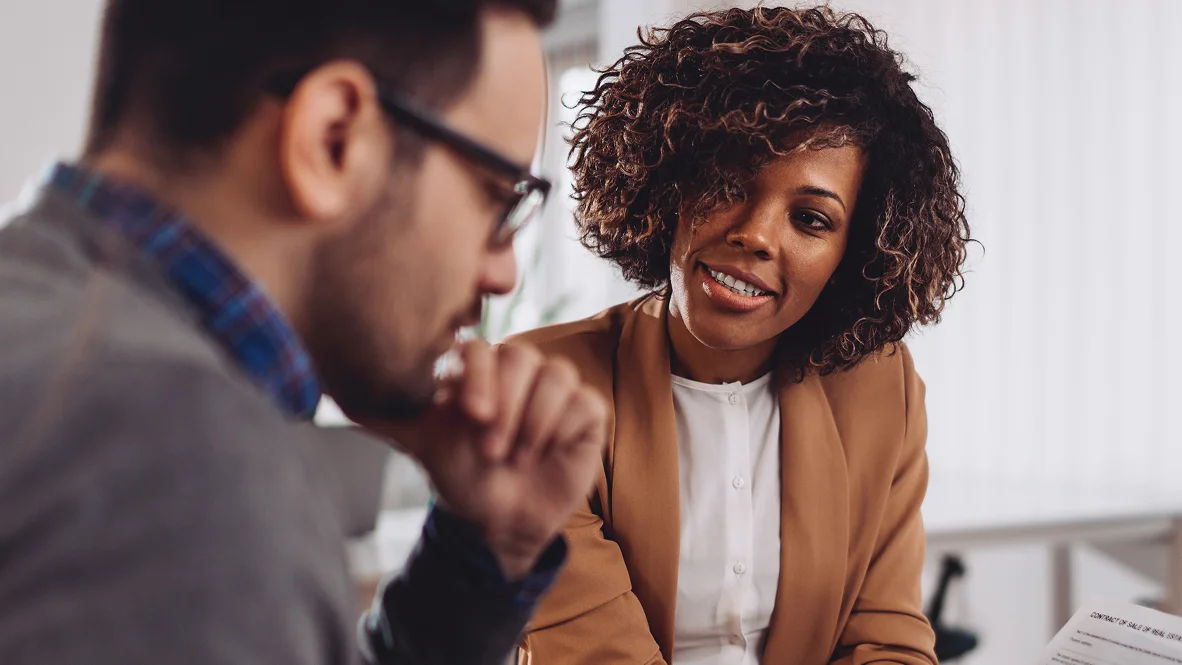 Une femme discute avec un homme au sujet de la charte d'engagement éthique