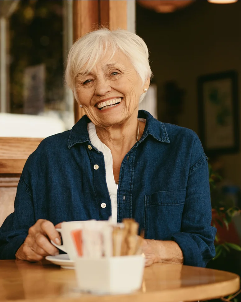 Femme âgée souriante