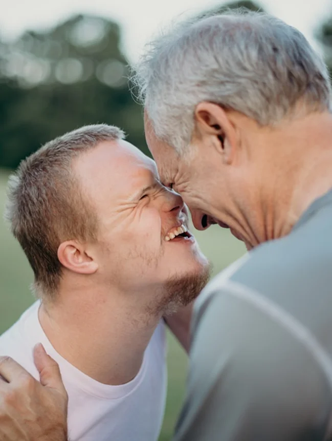Un aidant et un proche partageant un moment tendre